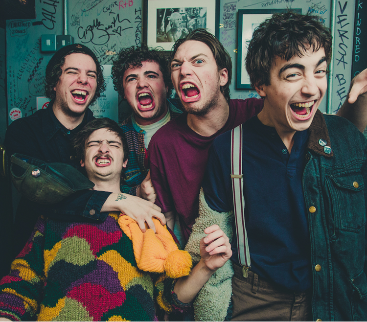 Knaldperler. »Vi kan godt lide være at eksplosive på scenen«, forklarer Cadien Lake (yderst til højre) fra det Roskilde-aktuelle band Twin Peaks. 