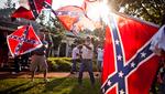 Patriotisme. Medlemmer af en gruppe for sønner af sydstatssoldater flager med de omstridte flag ved en demonstration i Lexington i Virginia. Nu forsvinder sydstatsflaget fra Capitol-grunden i Charleston og fra nummerpladerne i Virginia. 