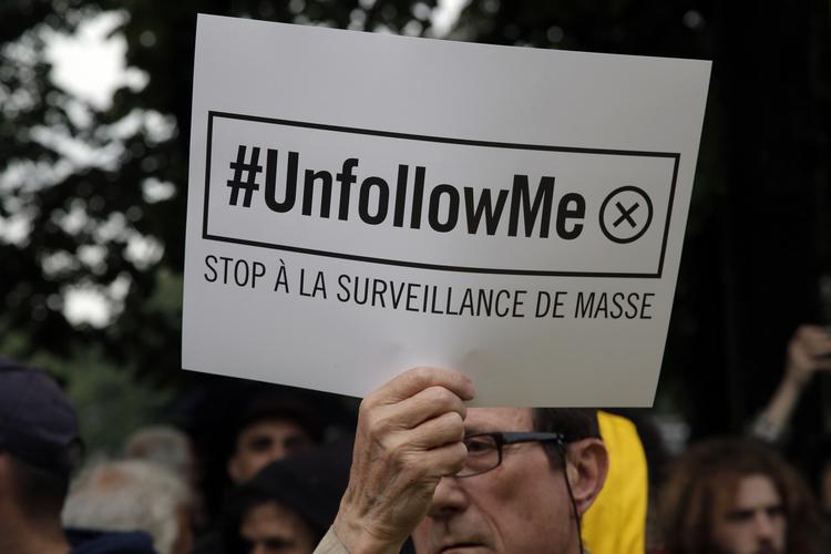 Antiovervågning. I maj demonstrerede mange i Paris mod et lovforslag, der nu er blevet vedtaget, som tillader myndighederne yderligere beføjelser til at overvåge landets borgere. »Stop masseovervågning« er budskabet på skiltet. 