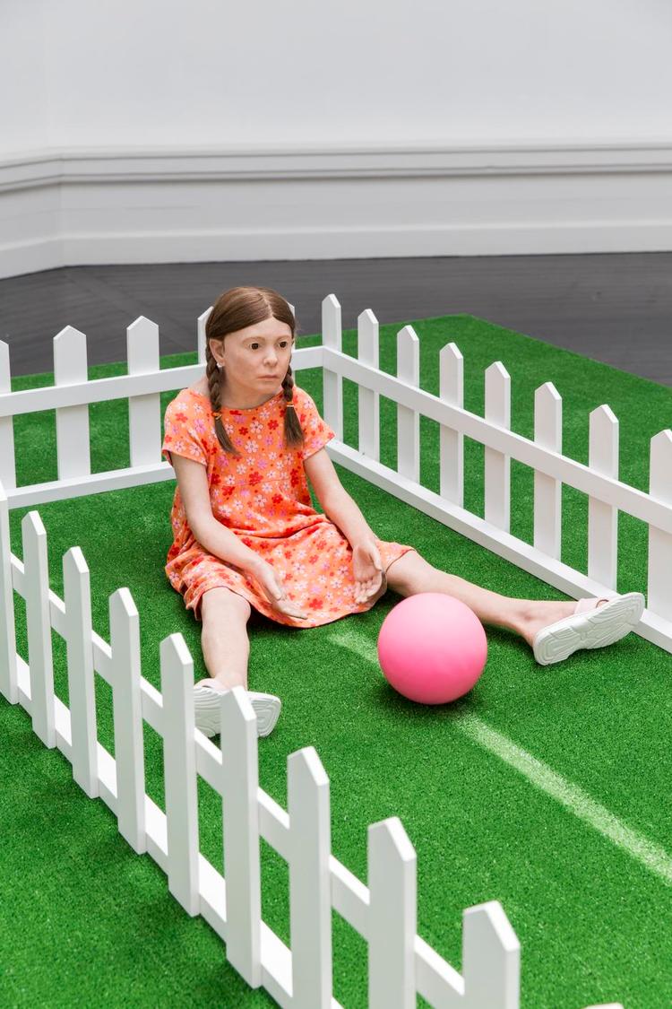 Uhygge. Fanget for evigt er der noget både hårrejsende og hjerteskærende over skulpturen, der har den uskyldige titel 'Legeplads'. 