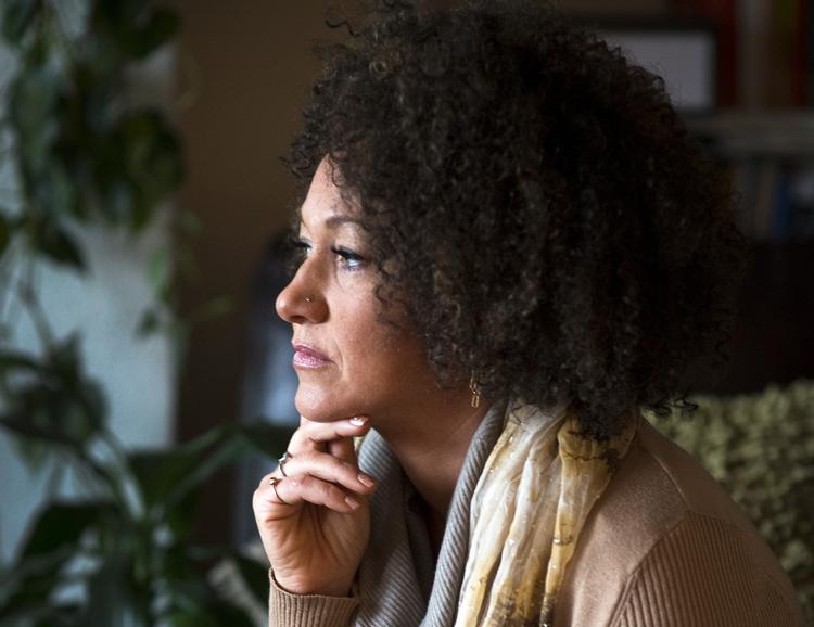 Identitetsforvirring. Rachel Dolezal var før 'afsløringen' af hendes biologiske ophav formand for interesseorganisationen NAACP's Spokane, Washington, afdeling. 
