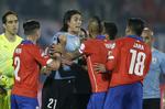 Færdig. Edison Cavani fik ikke lov at spille kampen til ende og måtte sammen med holdkammeraterne se Chile spille sig videre i Copa America. 
