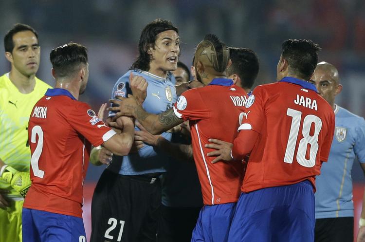 Færdig. Edison Cavani fik ikke lov at spille kampen til ende og måtte sammen med holdkammeraterne se Chile spille sig videre i Copa America. 