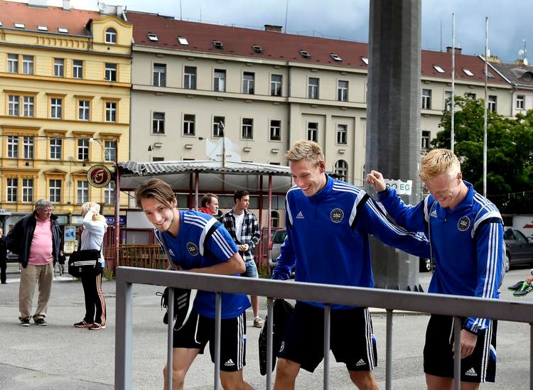 lettelse. Rasmus Falk, Nicolai Brock-Madsen og Jens Jønsson havde semifinalesmil om læberne, da de mødte til let onsdagstræning på FK Viktoria Zizkovs anlæg. Foto: Lars Poulsen / Polfoto 