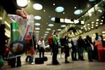 Kontrol. Mødet med sikkerhedskontrollen i lufthavnen kommer stadig bag på en del rejsende. Der er også en del regler at holde styr på. Arkivfoto: Jens Dresling 