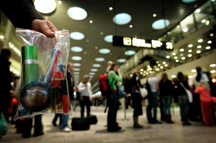 Kontrol. Mødet med sikkerhedskontrollen i lufthavnen kommer stadig bag på en del rejsende. Der er også en del regler at holde styr på. Arkivfoto: Jens Dresling 