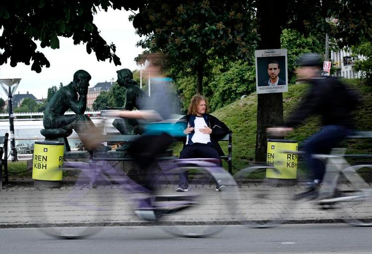 På broen. John Kørners værker kan ses på bl.a. Statens Museum for Kunst, Aros, Tate Gallery - og for tiden også Kastrupgård- samlingen, hvor han indtil 27. sep. er aktuel med gruppeudstillingen 'Grafiske Forbindelser'. Foto: Jens Dresling 