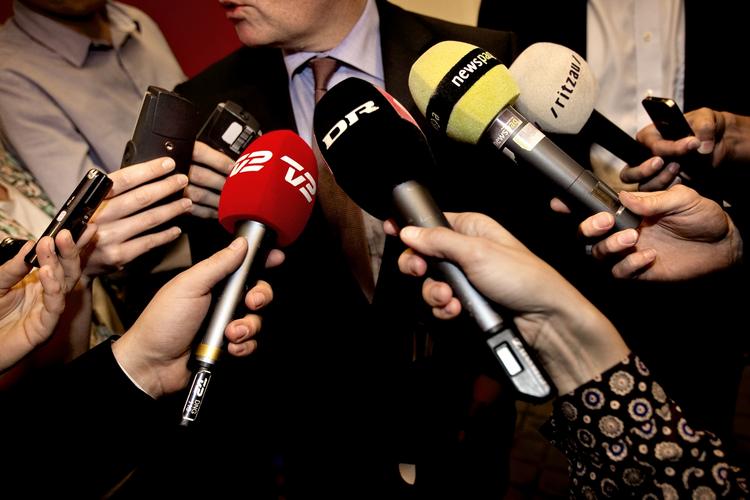 Medier. En lang række medier fik onsdag at vide, at de hurtigt skulle rykke ud af Christiansborg for at gøre plads til nye politiker-kontorer. Nu er den beslutning omgjort efter politikere har blandet sig. 