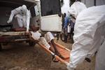 Ebola-frygt. En mand, der mistænkes for at være smittet med ebola, bæres ind i en ambulance. Ebola-katastrofen fik mange til at undlade at gå til læge med andre sygdomme, for eksempel malaria. 