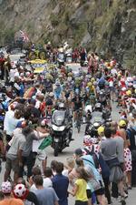 Bjerge. På 20. etape med mål på l'Alpe d'Huez skal feltet over en lang række skrappe stigninger, som er sidste mulighed for outsidere til at slå endegyldigt til eller komme på podiet. 