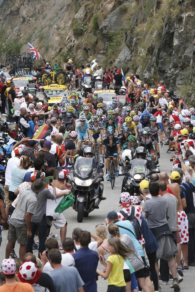 Bjerge. På 20. etape med mål på l'Alpe d'Huez skal feltet over en lang række skrappe stigninger, som er sidste mulighed for outsidere til at slå endegyldigt til eller komme på podiet. 