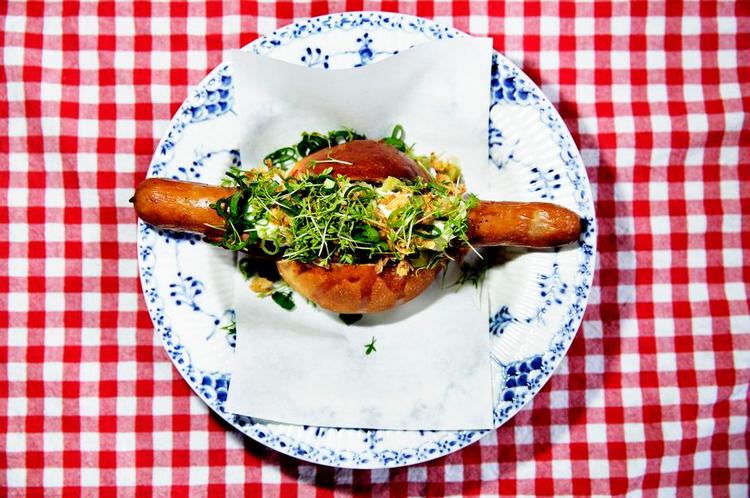 gourmetgrillbar. Intentionerne er gode på Grisen, men smagen svigter, især på den glinsende bøfsandwich hvis tørstegte bøf kæmpede forgæves mod den tunge sovs. 