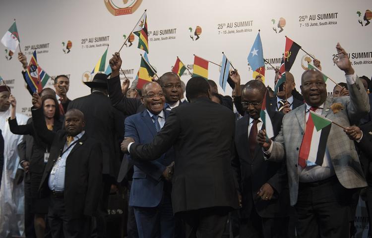 domstol. Det seneste møde i Den Afrikanske Union, hvor Sydsudans præsident Bashir deltog, kan nu potentielt få konsekvenser for Sydafrikas medlemsskab af Den Internationale Straffedomstol. 