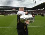 AFSKED. Overrækkelsen af pokalen i forbindelse med den sidste kamp blev meget overraskende Glen Riddersholms sidste officielle optræden som FCM-træner. 