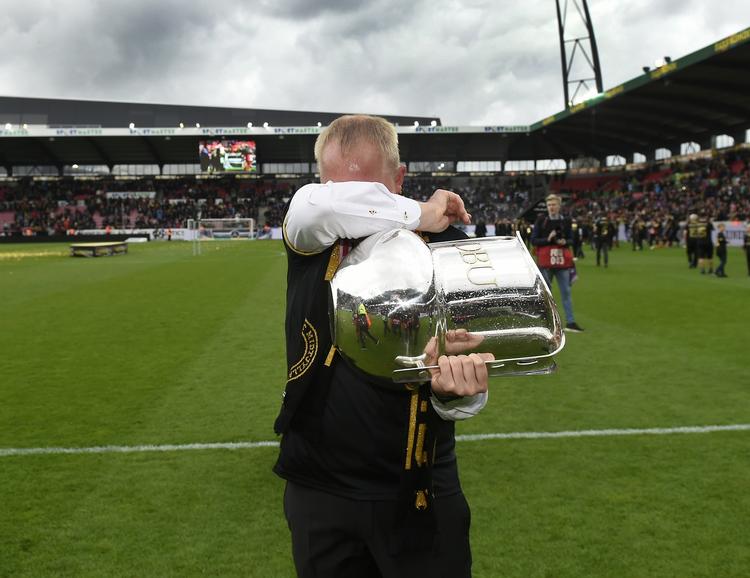 AFSKED. Overrækkelsen af pokalen i forbindelse med den sidste kamp blev meget overraskende Glen Riddersholms sidste officielle optræden som FCM-træner. 