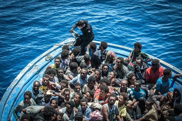 Bådflygtninge. Tusindvis af flygtninge krydser Middelhavet i håbet om et bedre liv i Europa. Mange har mistet livet på den konto. 