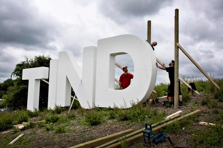 Gigant. 'Tinderbox' skal der stå med store Hollywood-bogstaver, så de knap 25.000 besøgende på den nye fynske musikfestival ikke er i tvivl. Navnet har festivalen efter H.C. Andersen-eventyret 'Fyrtøjet'. 