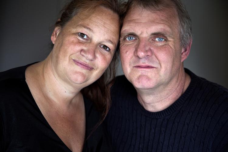 KÆMPER. Ægteparret Britt og Henrik Rasmussen fra Munkebo på Fyn står på hver sin side af udviklingen. Henrik har fået nyt job, mens Britt er røget ud af dagpengesystemet. 