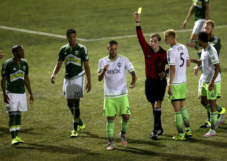 Farvel. Clint Dempsey rev dommerens notesbog i stykker. Det koster ham nu en lang karantæne. 