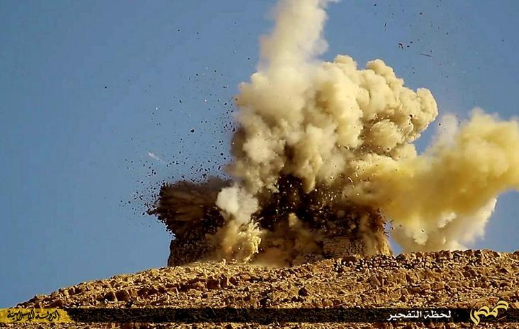 Destruktion. Et af de to gravkamre i oldtidsbyen Palmyra sprænges i luften af Islamisk Stat. Palmyra figurerer på Unescos Verdensarvliste og var tidligere en af Syriens største turistattraktioner. 