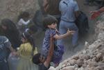 Hjælp. Her er flygtninge for to uger siden på vej over grænsen fra Syrien til Tyrkiet, som er det land, der med et tal på 1,7 millioner huser klart flest flygtninge fra borgerkrigen. 