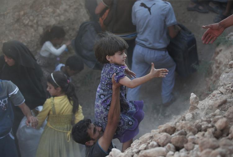 Hjælp. Her er flygtninge for to uger siden på vej over grænsen fra Syrien til Tyrkiet, som er det land, der med et tal på 1,7 millioner huser klart flest flygtninge fra borgerkrigen. 