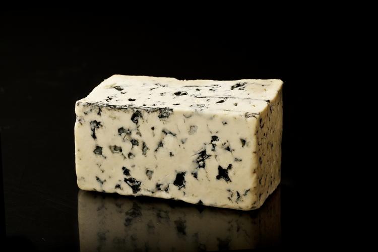 Mugost. Oste der er podede med skimmelsvamp er helt uskadelige for mennesker. 