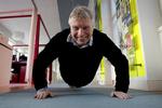 Flertal Ikke mange regnede oprindeligt med, at Uffe Elbæks Alternativet ville få indfllydelse på en borgerlig regering. Nu diskuterer han boligjobordning med Venstres formand. 