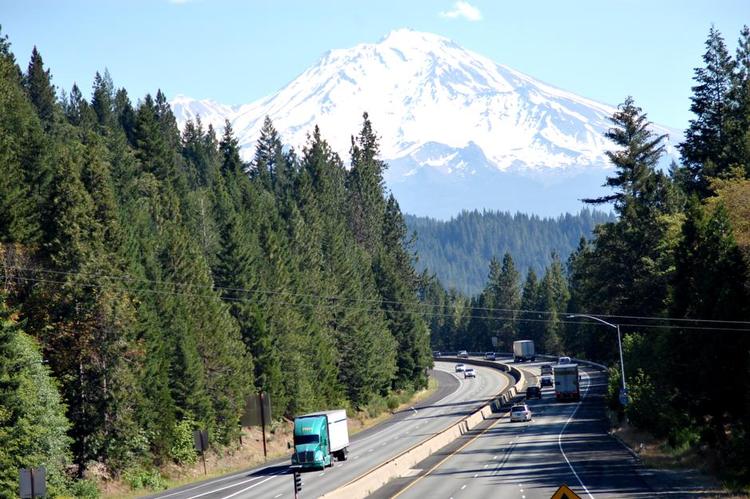 GUIDE. En app i telefonen kan give god navigation på fremmede veje. Her er kursen sat mod Mount Shasta i Californien. 