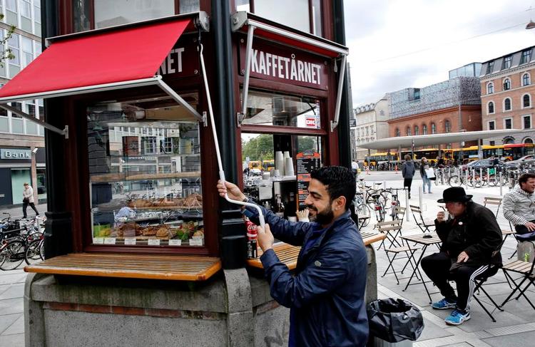 Kaffe. Telefonkioskerne var oprindelig betjente telefonbokse, hvor man også kunne købe kioskvarer. De blev især bygget i årene 1896-1920. Arkitekten Fritz Koch designede de fleste af de karakteristiske sekskantede kiosker med kobbertag og krummelurer. I dag er omkring ti af dem tilbage. Kiosken her på Æggetorvet ved Nørreport stod i 1896 i midterrabatten på Frederiksborggade. 