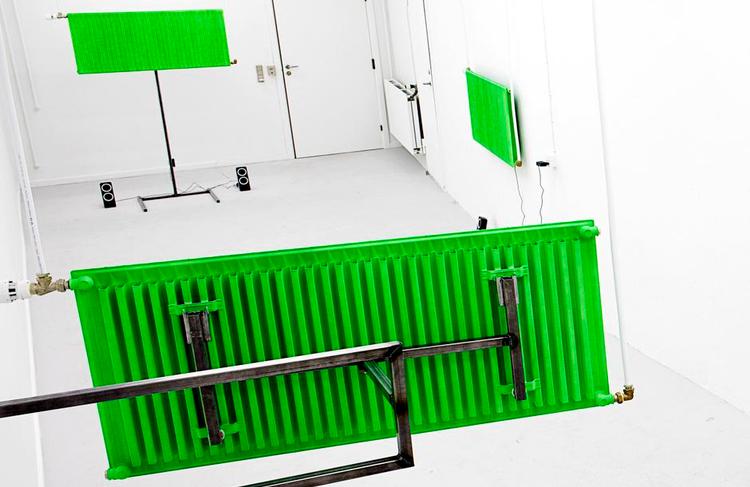 Radiator. Væggene er kridhvide i det nyåbnede udstillingssted Piscine midt i Aarhus. I sidste måned udstillede kunst akademi studerende Jens Settergren sit værk ’Trope’ med skriggrønne radiatorer. 