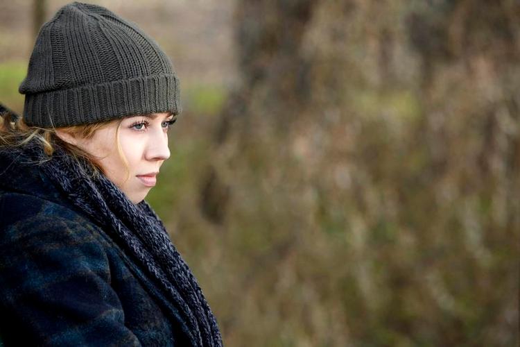 Isolationsfiktion. Jennette McCurdy i Netflix-serien 'Between', som ifølge anmelderen er sløjt skuespil, til tider med dårlige replikker. 