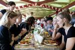 Madhygge. Roskildegæster samles om sociale madevents på festivalen - her fra sidste års FoodJam fra Madkulturen. 