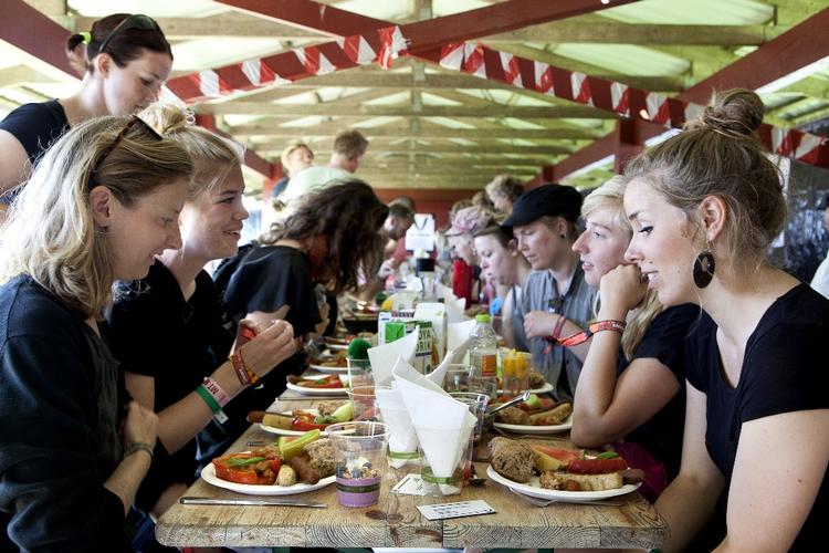 Madhygge. Roskildegæster samles om sociale madevents på festivalen - her fra sidste års FoodJam fra Madkulturen. 
