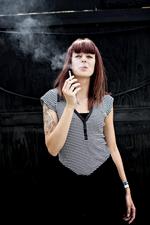 Snydt. »Jeg købte billetten til den fulde pris (1.495 kroner, red.). Så har Tinderbox i stedet givet os en enkelt kvajebajer som kompensation, men det er sgu sølle«, siger Mie Hviid Larsen, der dog først og fremmest glæder sig til at feste på Tinderbox. 