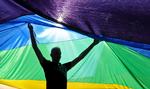 Demonstration. En demonstration ved Polens Gay Pride løfter et flag for homoseksuelles rettigheder. I dag kan USA's homoseksuelle så juble over en højesteretsdom. 