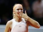 Ude. Caroline Wozniacki måtte desværre udgå af semifinalen med en skade i ryggen, som begrænsede hendes bevægelighed på banen. Hun vil være klar til Wimbledon. 