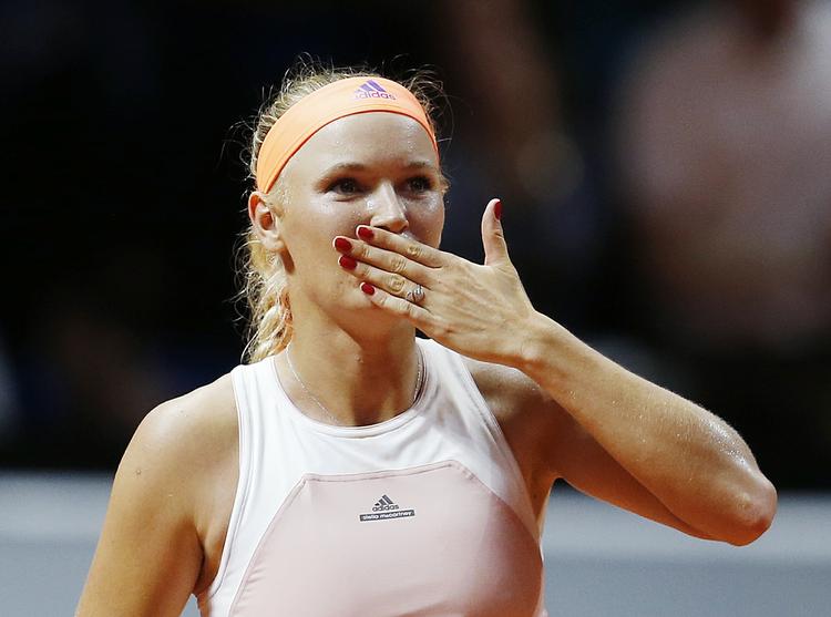 Ude. Caroline Wozniacki måtte desværre udgå af semifinalen med en skade i ryggen, som begrænsede hendes bevægelighed på banen. Hun vil være klar til Wimbledon. 