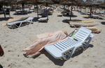 Terror. De lå og slikkede sol, da en mand ud af det hev sit gevær frem og begyndte at skyde. 37 er indtil videre omkommet på stranden i Sousse i Tunesien. 