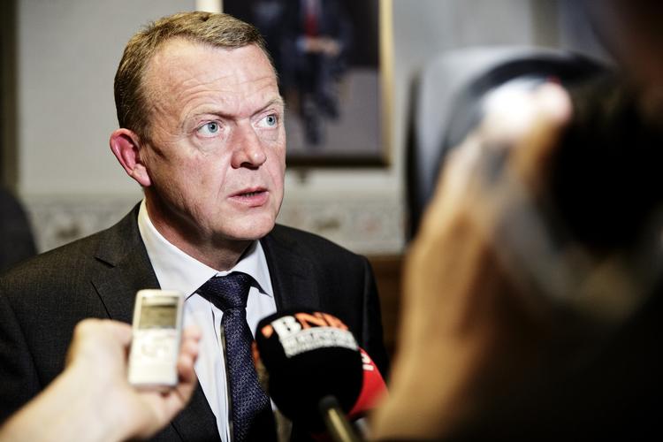Regeringsdannelse. Lars Løkke Rasmussen har besluttet at danne en smal Venstre-regering. Her er han på vej ind til aftenens forhandlinger. 