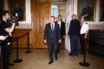 V-regering. Lars Løkke Rasmussen meddelte sent i aftes, at han agter at danne en ren V-regering. Det har han nu også meddelt dronningen. 