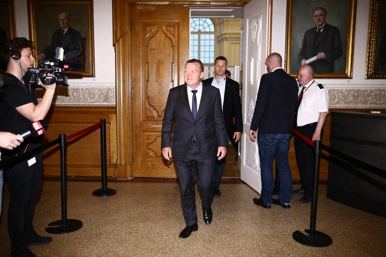 V-regering. Lars Løkke Rasmussen meddelte sent i aftes, at han agter at danne en ren V-regering. Det har han nu også meddelt dronningen. 