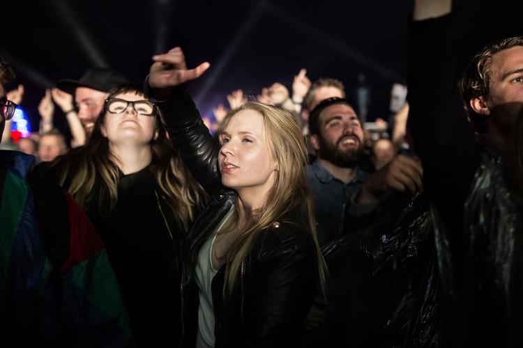 TINDERBOX. Norske Annika Larsen (i midten) har taget hele turen fra Oslo kun for at The Prodigy spille. 