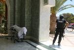 terrortragedie. En gerningsmand gemte angiveligt sin kalashnikovriffel i en stranparasol, så han kunne komme tæt på turisterne på et hotel i Tunesien 26 juni. Han formåede at dræbe 37, inden han selv blev skudt. 