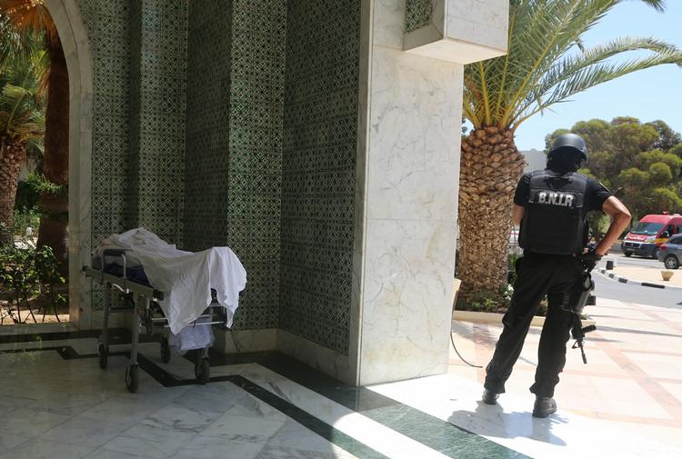 terrortragedie. En gerningsmand gemte angiveligt sin kalashnikovriffel i en stranparasol, så han kunne komme tæt på turisterne på et hotel i Tunesien 26 juni. Han formåede at dræbe 37, inden han selv blev skudt. 
