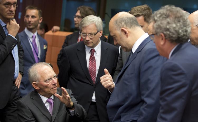 Euroen. Den tyske finansminister  Wolfgang Schaeuble taler med EU's økonomikommissær Pierre Moscovici under et møde mellem eurogruppens finansministre i Bruxelles i dag. 