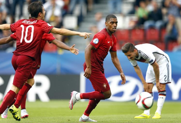 3-0. Med en afslutning helt op i det ene målhjørne scorede Ivan Cavaleiro (th.) Portugals tredje mål. 