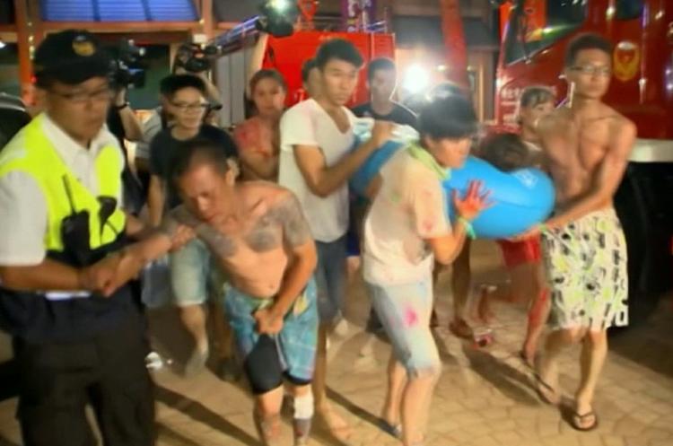 Ulykke. Koncertgængere modtager behandling efter eksplosion i Taiwan. 