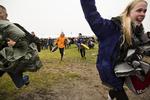 Roskilde. Festivalgæster på græs. 