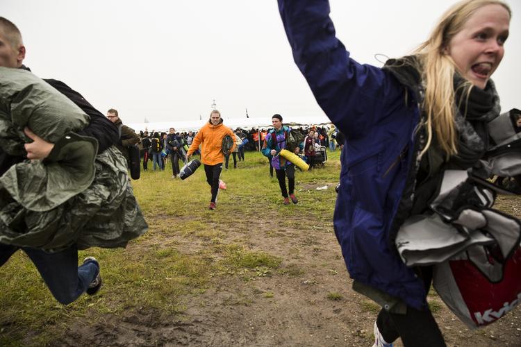 Roskilde. Festivalgæster på græs. 